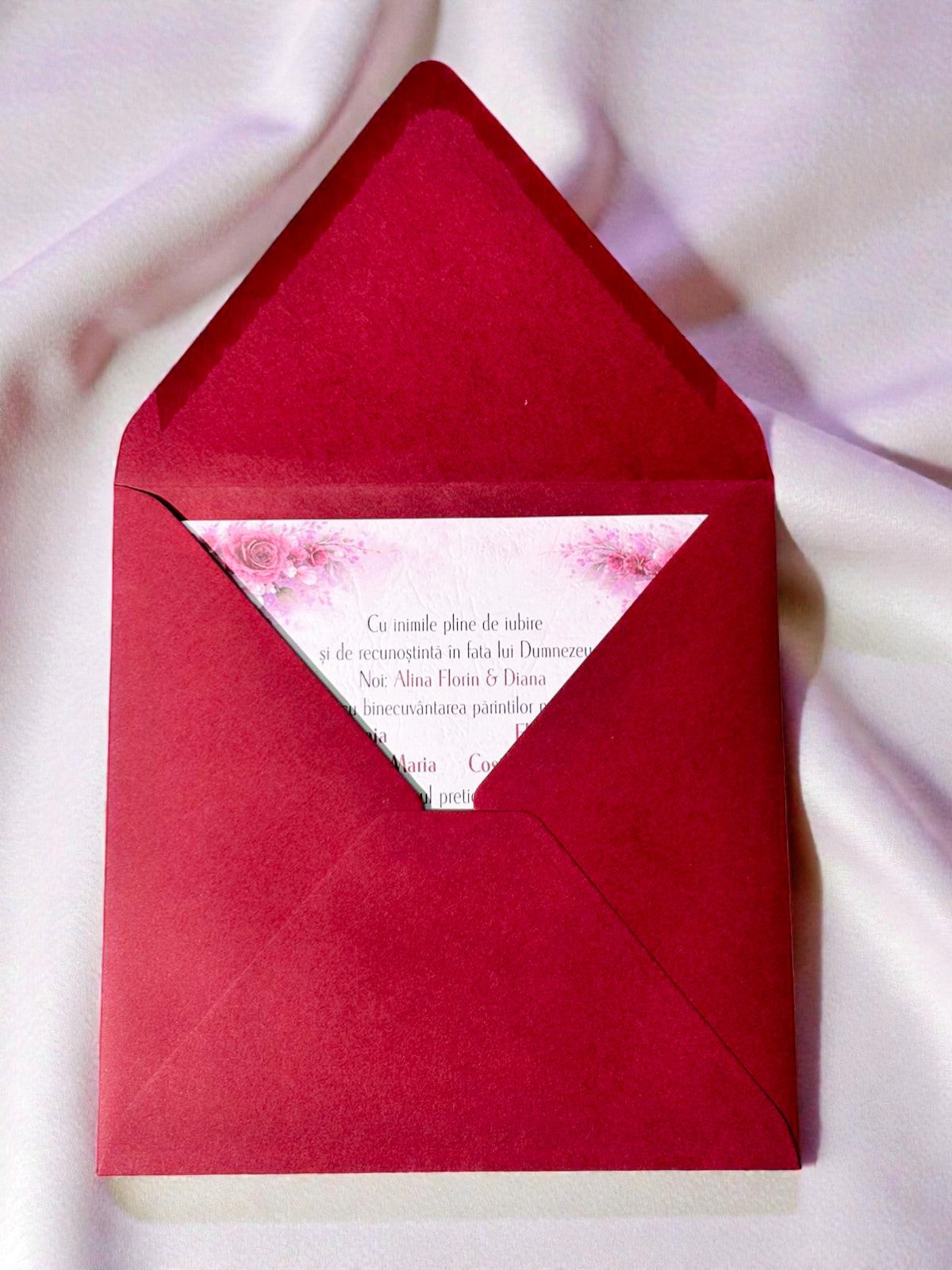 Invitație nuntă florală romantică cu plic bordo elegant