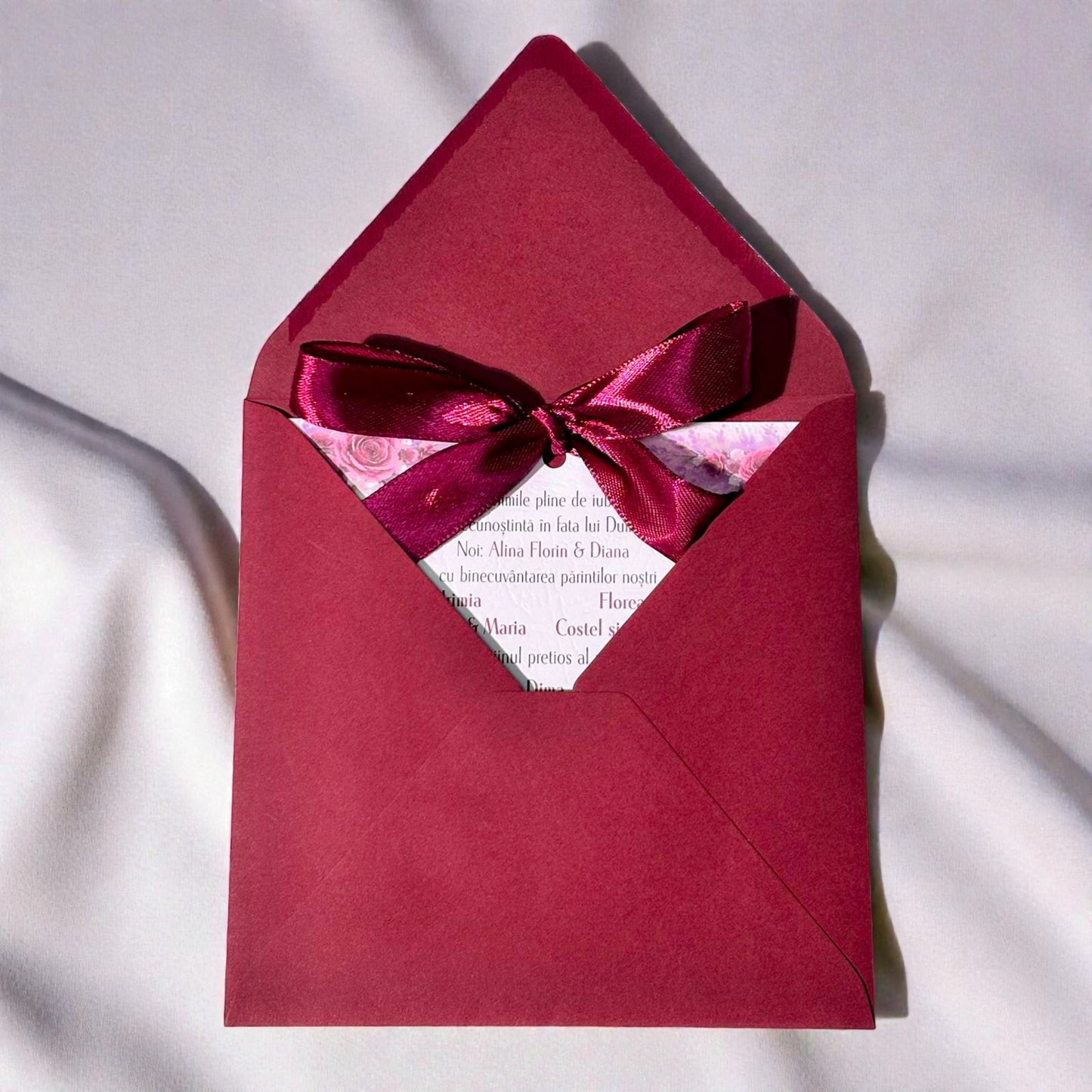 Invitație nuntă florală romantică cu fundă satinată și plic bordo elegant