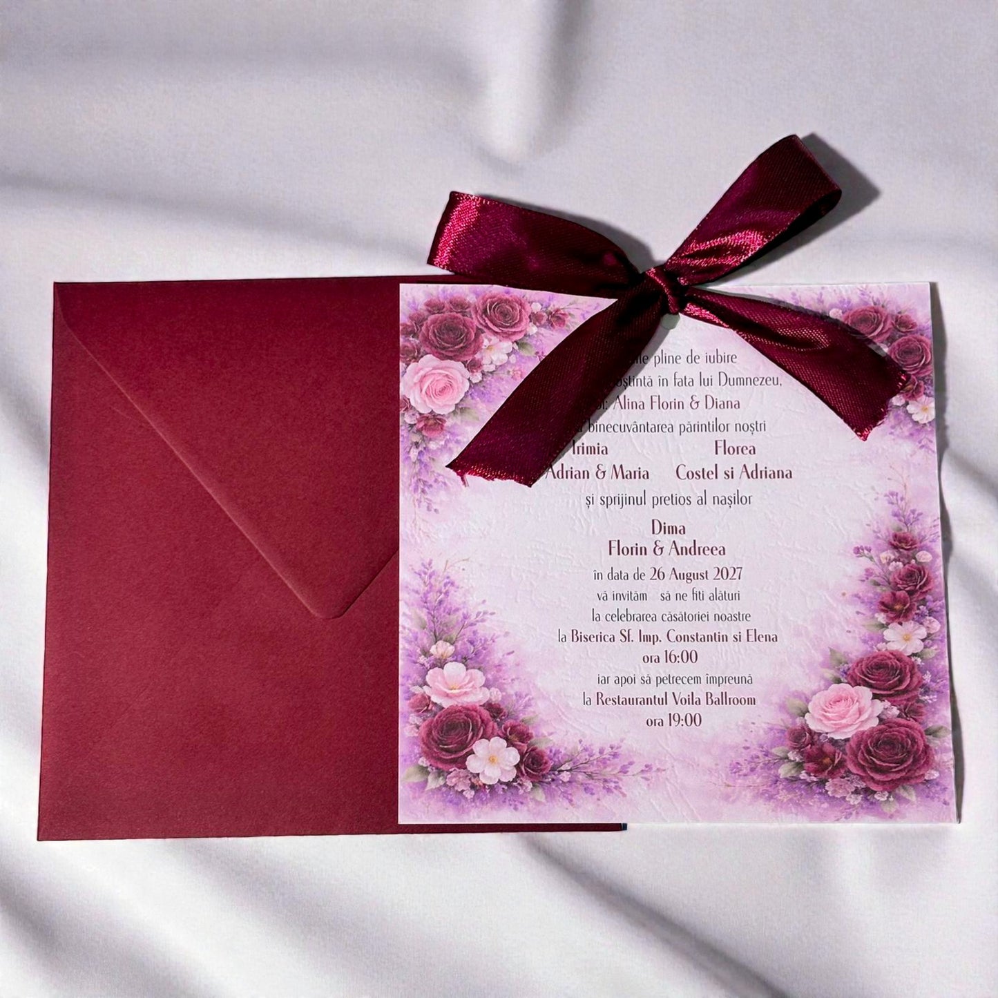 Invitație nuntă florală cu fundă satinată și plic bordo elegant