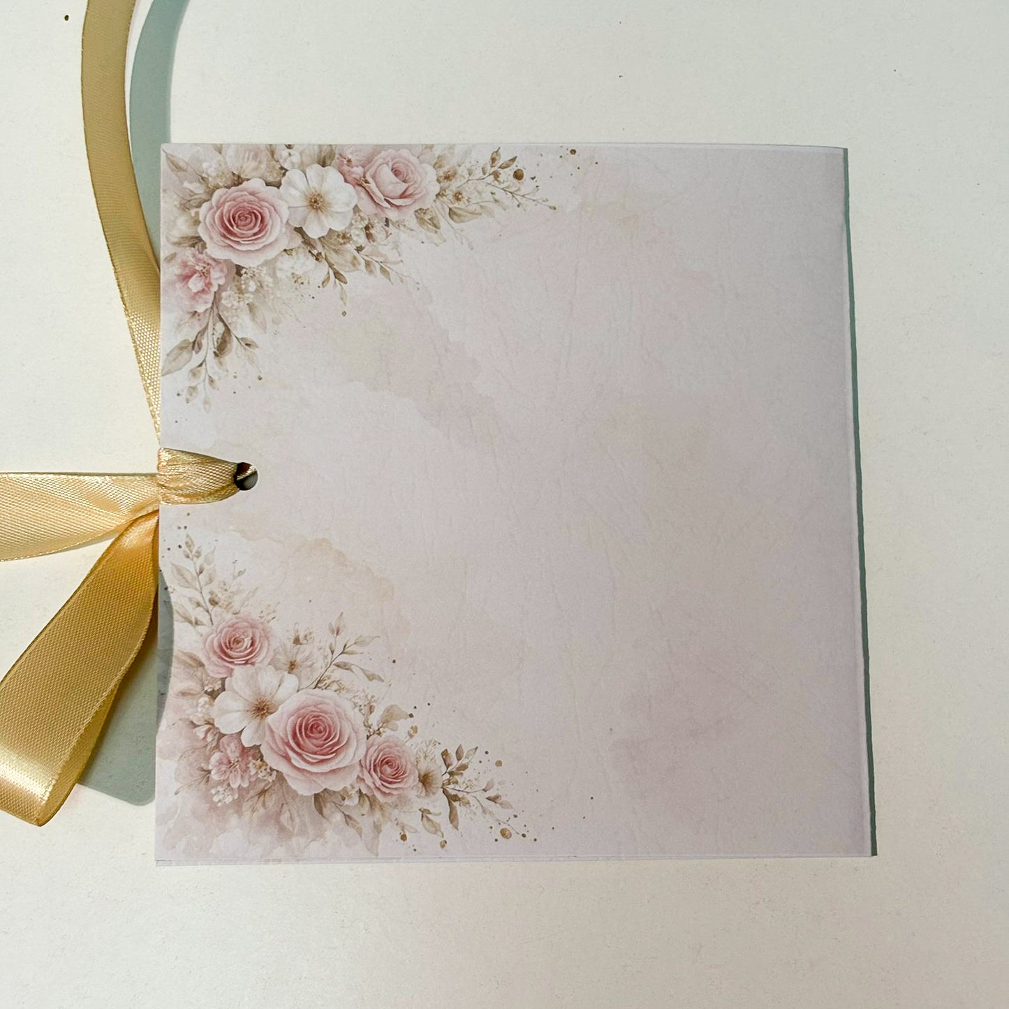 Invitații Nuntă și Botez Tip Carte cu Familie și Flori Roz – Design Elegant și Emoționant