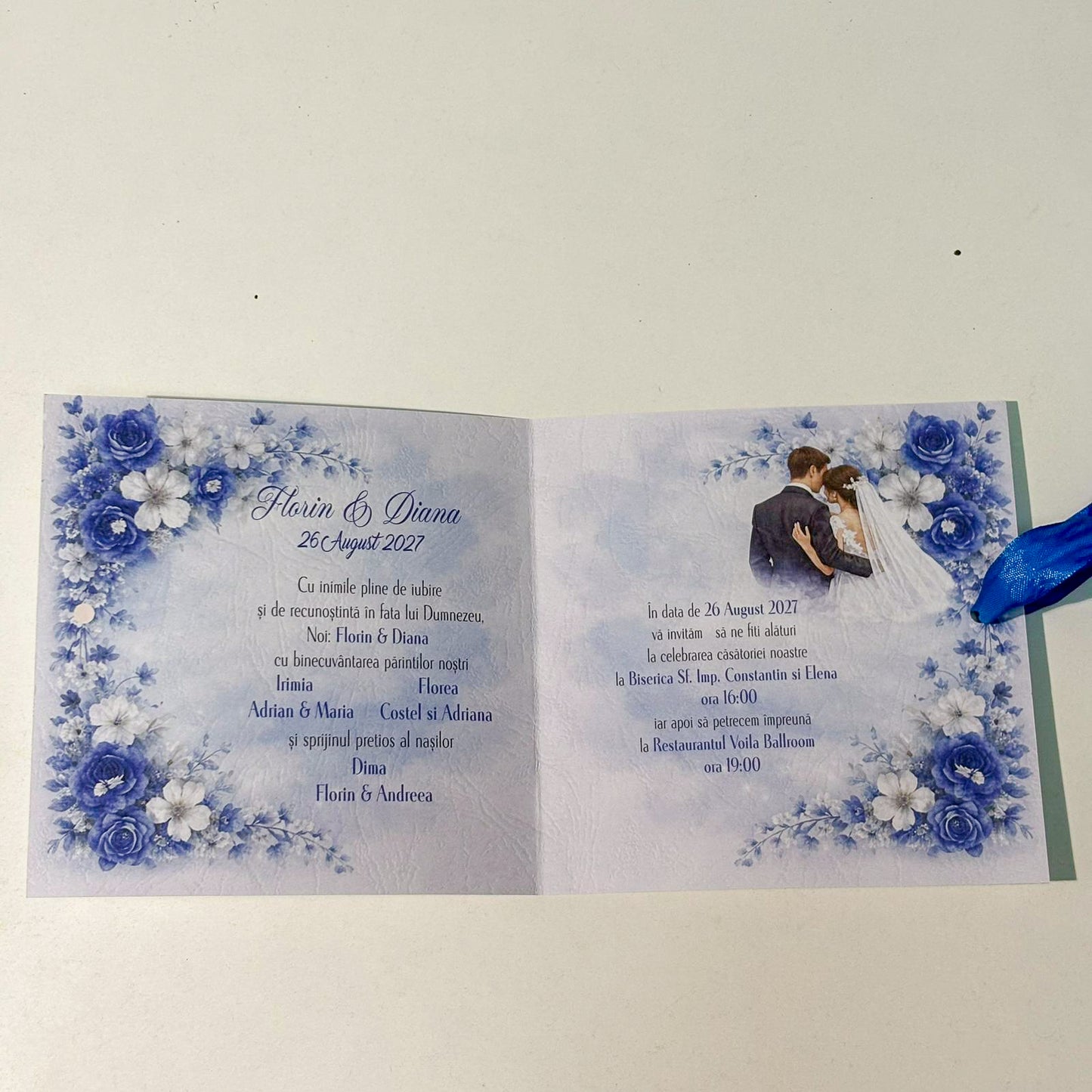 Invitații Nuntă Tip Carte cu Flori Albastre și Miri – Eleganță Clasică