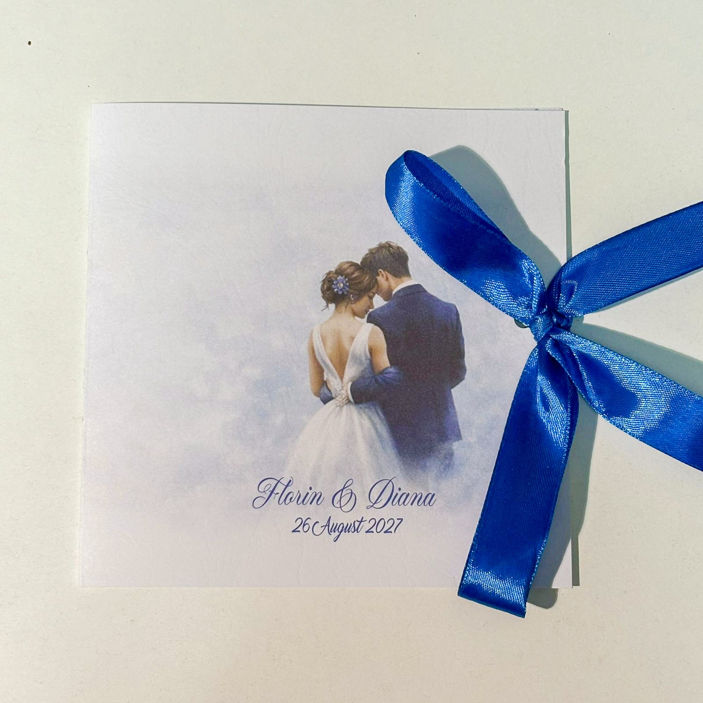 Invitații Nuntă Tip Carte cu Flori Albastre și Miri – Eleganță Clasică