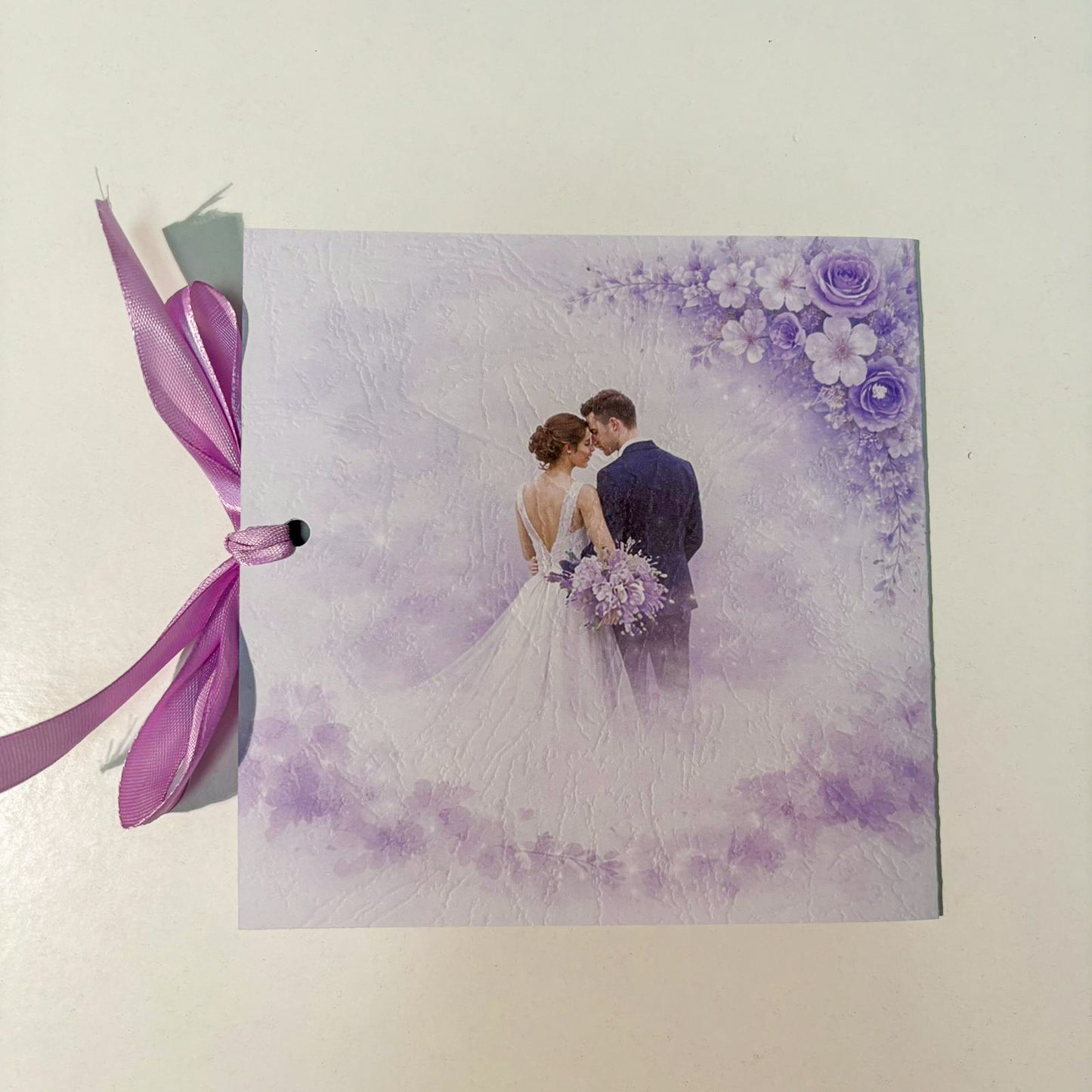 Invitații Nuntă Tip Carte Mov/Lavandă cu Miri și Flori – Design Romantic