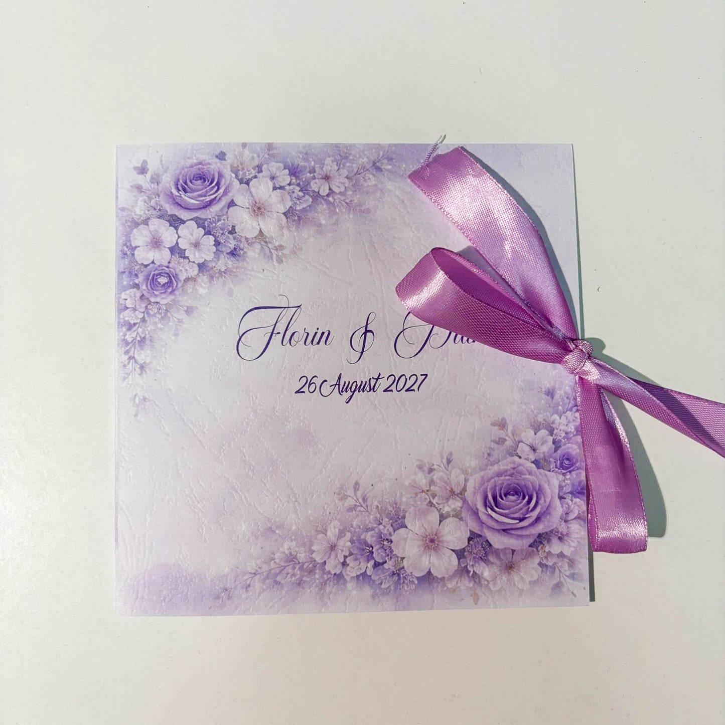 Invitații Nuntă Tip Carte Mov/Lavandă cu Miri și Flori – Design Romantic