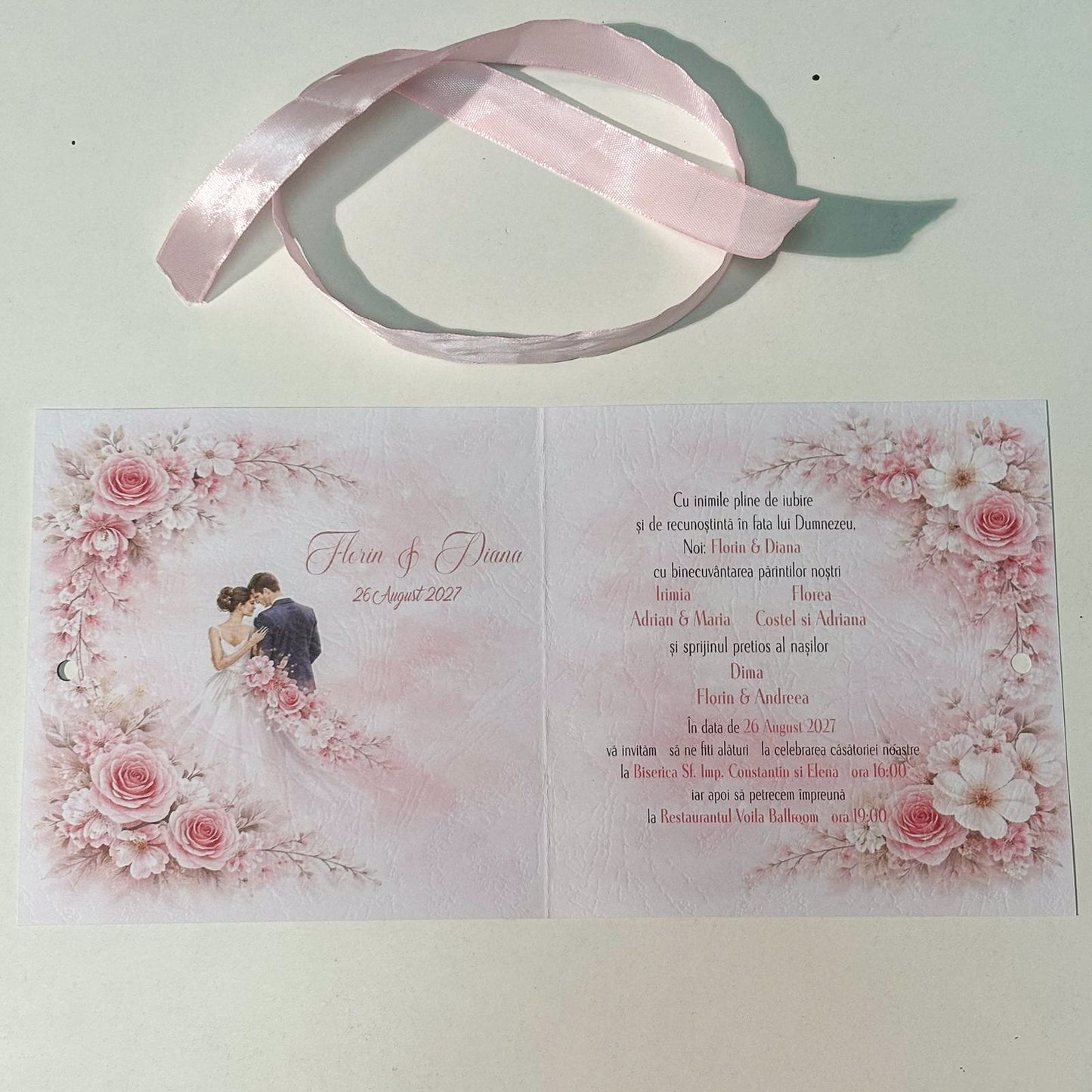 Invitații Nuntă Tip Carte Roz Pastel cu Flori și Miri – Design Romantic Delicat
