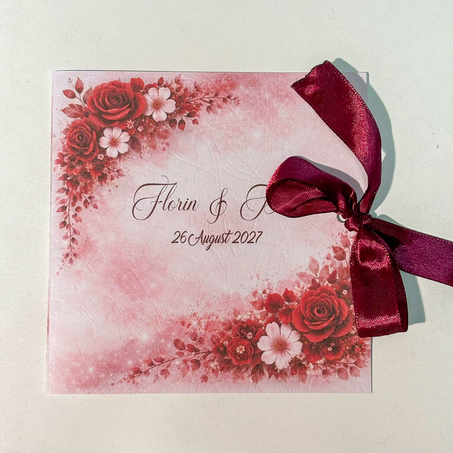 Invitații Nuntă Tip Carte Roșii cu Trandafiri și Miri – Design Romantic Elegant