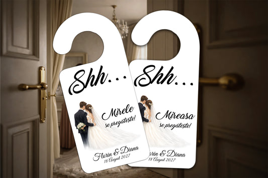 Set 2x agățătoare ușă nuntă „Shh… Mirele & Mireasa se pregătesc” – model elegant personalizat